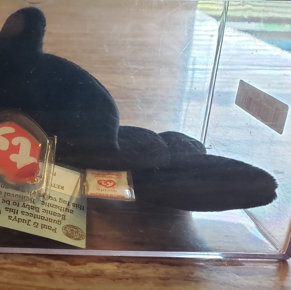 AUTHENTIC Beanie baby Splash the Whale. Mint condition. Comes with acrylic case - Picture 2 of 10